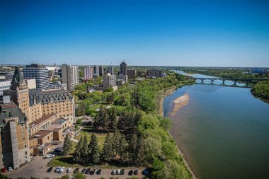Saskatoon şehir merkezinin hava manzarası, şehirlerin mimari harikalarını, hareketli caddeleri ve Saskatchewans metropolünün titreşimli çekirdeğini gözler önüne seriyor.