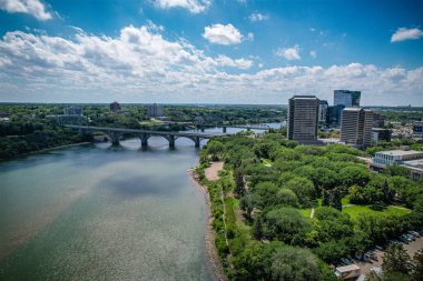 Saskatoon şehir merkezinin hava manzarası, şehirlerin mimari harikalarını, hareketli caddeleri ve Saskatchewans metropolünün titreşimli çekirdeğini gözler önüne seriyor.
