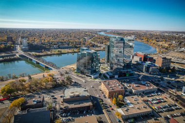 Saskatoon şehir merkezinin hava manzarası, şehirlerin mimari harikalarını, hareketli caddeleri ve Saskatchewans metropolünün titreşimli çekirdeğini gözler önüne seriyor.