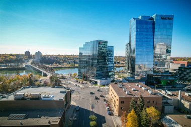 Saskatoon şehir merkezinin hava manzarası, şehirlerin mimari harikalarını, hareketli caddeleri ve Saskatchewans metropolünün titreşimli çekirdeğini gözler önüne seriyor.
