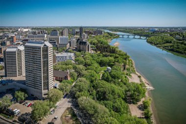 Saskatoon şehir merkezinin hava manzarası, şehirlerin mimari harikalarını, hareketli caddeleri ve Saskatchewans metropolünün titreşimli çekirdeğini gözler önüne seriyor.