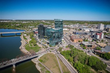 Saskatoon şehir merkezinin hava manzarası, şehirlerin mimari harikalarını, hareketli caddeleri ve Saskatchewans metropolünün titreşimli çekirdeğini gözler önüne seriyor.