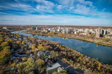 Saskatoon şehir merkezinin hava manzarası, şehirlerin mimari harikalarını, hareketli caddeleri ve Saskatchewans metropolünün titreşimli çekirdeğini gözler önüne seriyor.