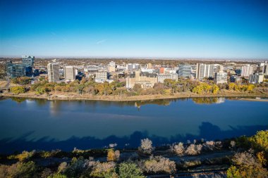 Saskatoon şehir merkezinin hava manzarası, şehirlerin mimari harikalarını, hareketli caddeleri ve Saskatchewans metropolünün titreşimli çekirdeğini gözler önüne seriyor.
