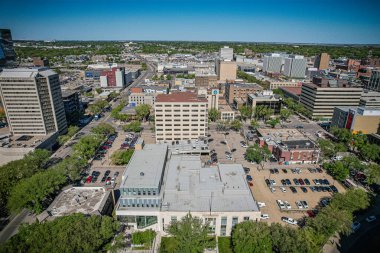 Saskatoon şehir merkezinin hava manzarası, şehirlerin mimari harikalarını, hareketli caddeleri ve Saskatchewans metropolünün titreşimli çekirdeğini gözler önüne seriyor.
