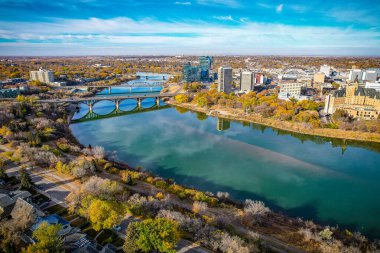 Saskatoon şehir merkezinin hava manzarası, şehirlerin mimari harikalarını, hareketli caddeleri ve Saskatchewans metropolünün titreşimli çekirdeğini gözler önüne seriyor.