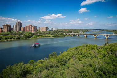 Saskatoon şehir merkezinin hava manzarası, şehirlerin mimari harikalarını, hareketli caddeleri ve Saskatchewans metropolünün titreşimli çekirdeğini gözler önüne seriyor.