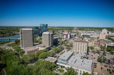 Saskatoon şehir merkezinin hava manzarası, şehirlerin mimari harikalarını, hareketli caddeleri ve Saskatchewans metropolünün titreşimli çekirdeğini gözler önüne seriyor.