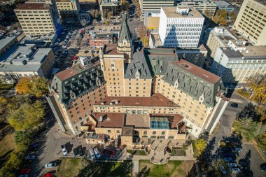 Saskatoon şehir merkezinin hava manzarası, şehirlerin mimari harikalarını, hareketli caddeleri ve Saskatchewans metropolünün titreşimli çekirdeğini gözler önüne seriyor.