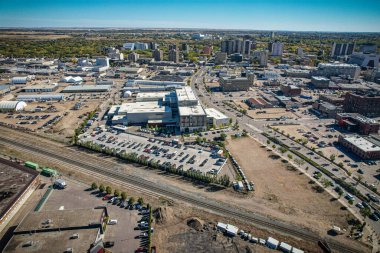 Saskatoon şehir merkezinin hava manzarası, şehirlerin mimari harikalarını, hareketli caddeleri ve Saskatchewans metropolünün titreşimli çekirdeğini gözler önüne seriyor.