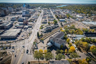 Saskatoon şehir merkezinin hava manzarası, şehirlerin mimari harikalarını, hareketli caddeleri ve Saskatchewans metropolünün titreşimli çekirdeğini gözler önüne seriyor.