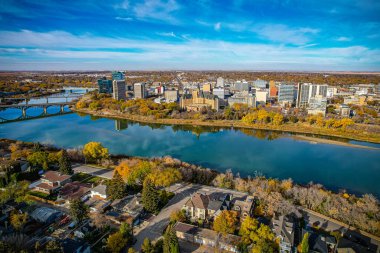 Saskatoon şehir merkezinin hava manzarası, şehirlerin mimari harikalarını, hareketli caddeleri ve Saskatchewans metropolünün titreşimli çekirdeğini gözler önüne seriyor.