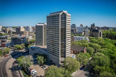 Saskatoon şehir merkezinin hava manzarası, şehirlerin mimari harikalarını, hareketli caddeleri ve Saskatchewans metropolünün titreşimli çekirdeğini gözler önüne seriyor.