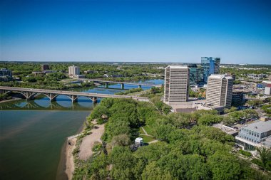 Saskatoon şehir merkezinin hava manzarası, şehirlerin mimari harikalarını, hareketli caddeleri ve Saskatchewans metropolünün titreşimli çekirdeğini gözler önüne seriyor.