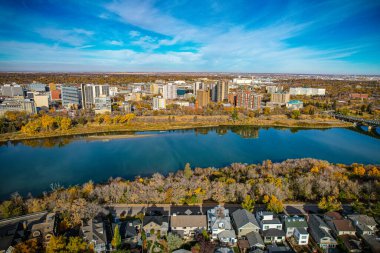 Saskatoon şehir merkezinin hava manzarası, şehirlerin mimari harikalarını, hareketli caddeleri ve Saskatchewans metropolünün titreşimli çekirdeğini gözler önüne seriyor.