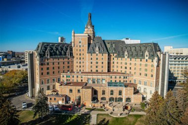 Saskatoon şehir merkezinin hava manzarası, şehirlerin mimari harikalarını, hareketli caddeleri ve Saskatchewans metropolünün titreşimli çekirdeğini gözler önüne seriyor.