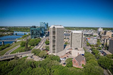 Saskatoon şehir merkezinin hava manzarası, şehirlerin mimari harikalarını, hareketli caddeleri ve Saskatchewans metropolünün titreşimli çekirdeğini gözler önüne seriyor.