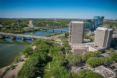 Saskatoon şehir merkezinin hava manzarası, şehirlerin mimari harikalarını, hareketli caddeleri ve Saskatchewans metropolünün titreşimli çekirdeğini gözler önüne seriyor.