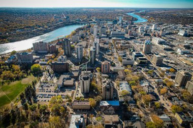 Saskatoon şehir merkezinin hava manzarası, şehirlerin mimari harikalarını, hareketli caddeleri ve Saskatchewans metropolünün titreşimli çekirdeğini gözler önüne seriyor.