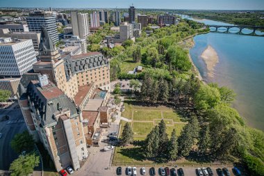Saskatoon şehir merkezinin hava manzarası, şehirlerin mimari harikalarını, hareketli caddeleri ve Saskatchewans metropolünün titreşimli çekirdeğini gözler önüne seriyor.