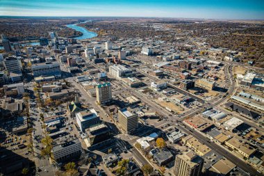 Saskatoon şehir merkezinin hava manzarası, şehirlerin mimari harikalarını, hareketli caddeleri ve Saskatchewans metropolünün titreşimli çekirdeğini gözler önüne seriyor.