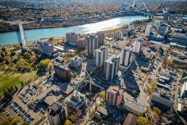 Saskatoon şehir merkezinin hava manzarası, şehirlerin mimari harikalarını, hareketli caddeleri ve Saskatchewans metropolünün titreşimli çekirdeğini gözler önüne seriyor.
