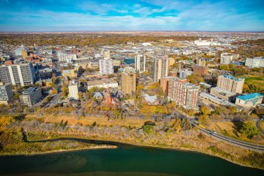 Saskatoon şehir merkezinin hava manzarası, şehirlerin mimari harikalarını, hareketli caddeleri ve Saskatchewans metropolünün titreşimli çekirdeğini gözler önüne seriyor.