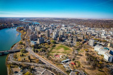 Saskatoon şehir merkezinin hava manzarası, şehirlerin mimari harikalarını, hareketli caddeleri ve Saskatchewans metropolünün titreşimli çekirdeğini gözler önüne seriyor.