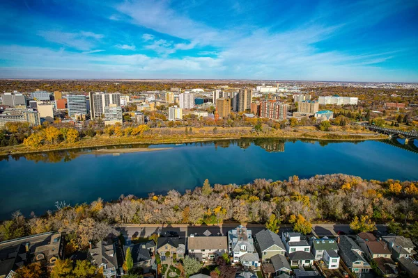 Saskatoon şehir merkezinin hava manzarası, şehirlerin mimari harikalarını, hareketli caddeleri ve Saskatchewans metropolünün titreşimli çekirdeğini gözler önüne seriyor.