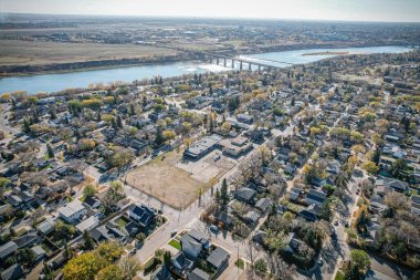 Saskatchewanlar 'ın genişleyen güzelliğinin ortasında kendine özgü şehir özünü sergileyen Saskatoon' daki North Park 'ın panoramik bir gökyüzü manzarası..