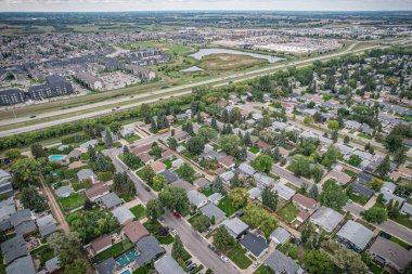 Saskatchewanlar 'ın genişleyen güzelliğinin ortasında kendine özgü şehir özünü sergileyen Saskatoon' daki North Park 'ın panoramik bir gökyüzü manzarası..