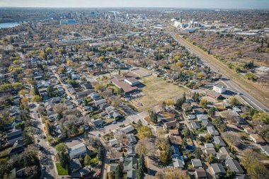 Saskatchewanlar 'ın genişleyen güzelliğinin ortasında kendine özgü şehir özünü sergileyen Saskatoon' daki North Park 'ın panoramik bir gökyüzü manzarası..