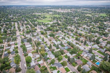 Saskatchewanlar 'ın genişleyen güzelliğinin ortasında kendine özgü şehir özünü sergileyen Saskatoon' daki North Park 'ın panoramik bir gökyüzü manzarası..