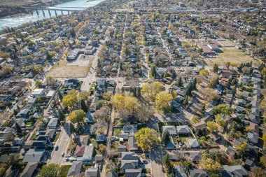 Saskatchewanlar 'ın genişleyen güzelliğinin ortasında kendine özgü şehir özünü sergileyen Saskatoon' daki North Park 'ın panoramik bir gökyüzü manzarası..