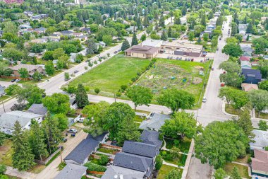 Saskatoon 'daki Varsity View mahallesinin yüksek düzeyde ele geçirilmesi, çeşitli mimari cazibesini ve Saskatchewans' ın doğal ihtişamını vurguluyor.
