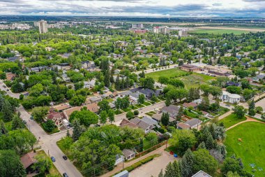 Saskatoon 'daki Varsity View mahallesinin yüksek düzeyde ele geçirilmesi, çeşitli mimari cazibesini ve Saskatchewans' ın doğal ihtişamını vurguluyor.