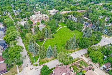 Saskatoon 'daki Varsity View mahallesinin yüksek düzeyde ele geçirilmesi, çeşitli mimari cazibesini ve Saskatchewans' ın doğal ihtişamını vurguluyor.