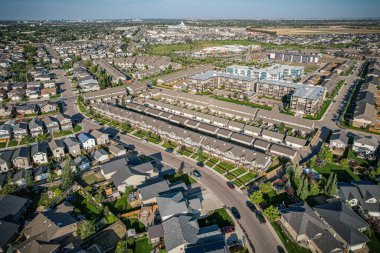 Saskatoon 'daki Willowgrove mahallesinin hava zarafeti, modern evlerin uyumlu etkileşimini ve Saskatchewan yeşilliğini sunar.