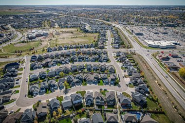 Saskatoon 'daki Willowgrove mahallesinin hava zarafeti, modern evlerin uyumlu etkileşimini ve Saskatchewan yeşilliğini sunar.
