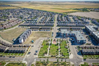 Saskatoon 'daki Willowgrove mahallesinin hava zarafeti, modern evlerin uyumlu etkileşimini ve Saskatchewan yeşilliğini sunar.