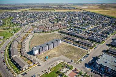 Saskatoon 'daki Willowgrove mahallesinin hava zarafeti, modern evlerin uyumlu etkileşimini ve Saskatchewan yeşilliğini sunar.