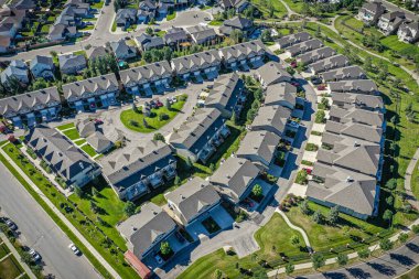 Saskatoon 'daki Willowgrove mahallesinin hava zarafeti, modern evlerin uyumlu etkileşimini ve Saskatchewan yeşilliğini sunar.