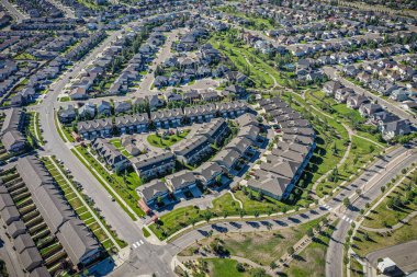 Saskatoon 'daki Willowgrove mahallesinin hava zarafeti, modern evlerin uyumlu etkileşimini ve Saskatchewan yeşilliğini sunar.