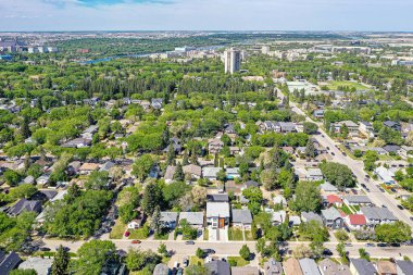 Saskatoon 'daki Varsity View mahallesinin yüksek düzeyde ele geçirilmesi, çeşitli mimari cazibesini ve Saskatchewans' ın doğal ihtişamını vurguluyor.