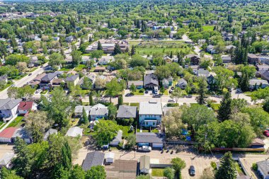 Saskatoon 'daki Varsity View mahallesinin yüksek düzeyde ele geçirilmesi, çeşitli mimari cazibesini ve Saskatchewans' ın doğal ihtişamını vurguluyor.