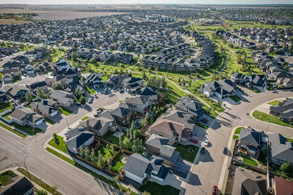 Saskatoon 'daki Willowgrove mahallesinin hava zarafeti, modern evlerin uyumlu etkileşimini ve Saskatchewan yeşilliğini sunar.