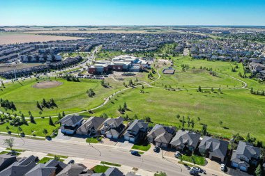 Saskatoon 'daki Willowgrove mahallesinin hava zarafeti, modern evlerin uyumlu etkileşimini ve Saskatchewan yeşilliğini sunar.