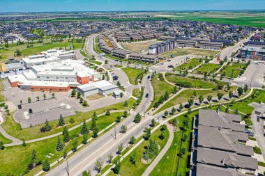 Saskatoon 'daki Willowgrove mahallesinin hava zarafeti, modern evlerin uyumlu etkileşimini ve Saskatchewan yeşilliğini sunar.