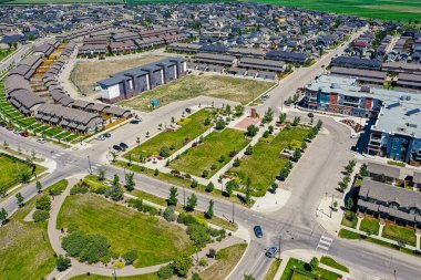 Saskatoon 'daki Willowgrove mahallesinin hava zarafeti, modern evlerin uyumlu etkileşimini ve Saskatchewan yeşilliğini sunar.