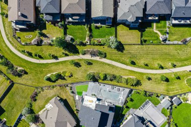 Saskatoon 'daki Willowgrove mahallesinin hava zarafeti, modern evlerin uyumlu etkileşimini ve Saskatchewan yeşilliğini sunar.